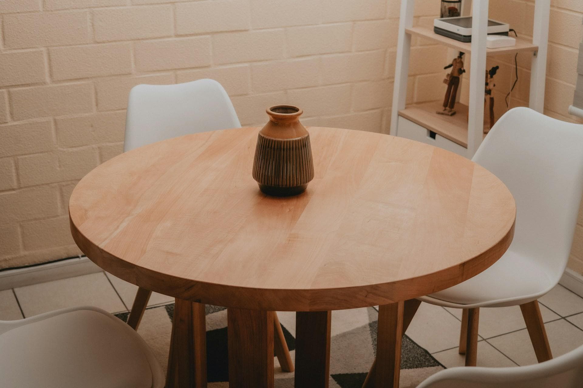 Tiny Table, Big Impact: Stylish Table Settings for Home Dinners with Friends